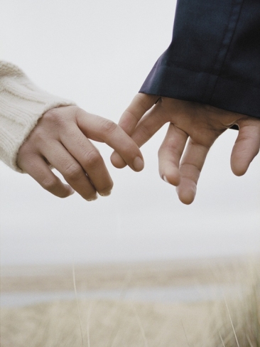 couple-holding-hands_i-g-13-1342-4yhs000z